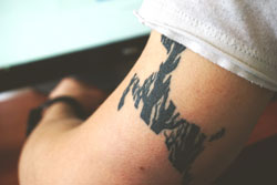 Arm mit Blackout Tattoo